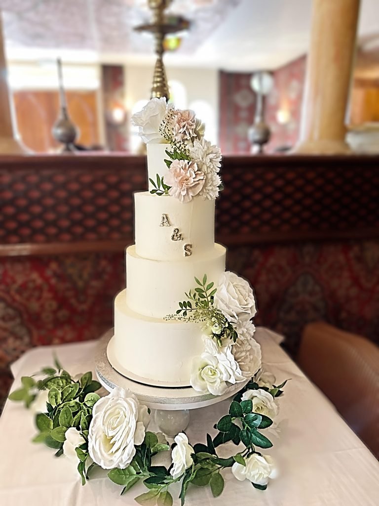 Piece montée pour un mariage à 4 étages thème fleurs blanches et dorée